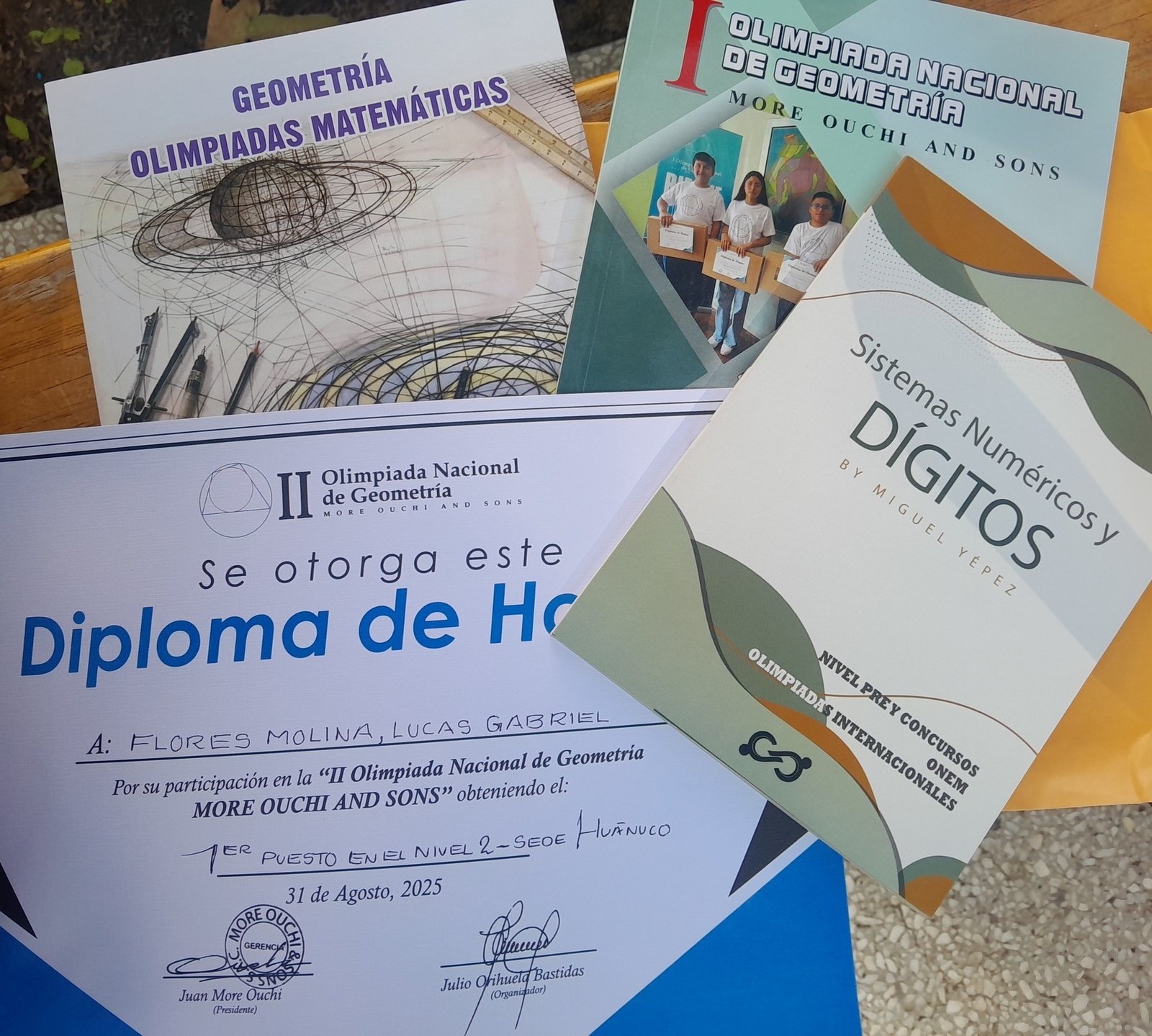 Libros, diploma de honor y materiales entregados como premios