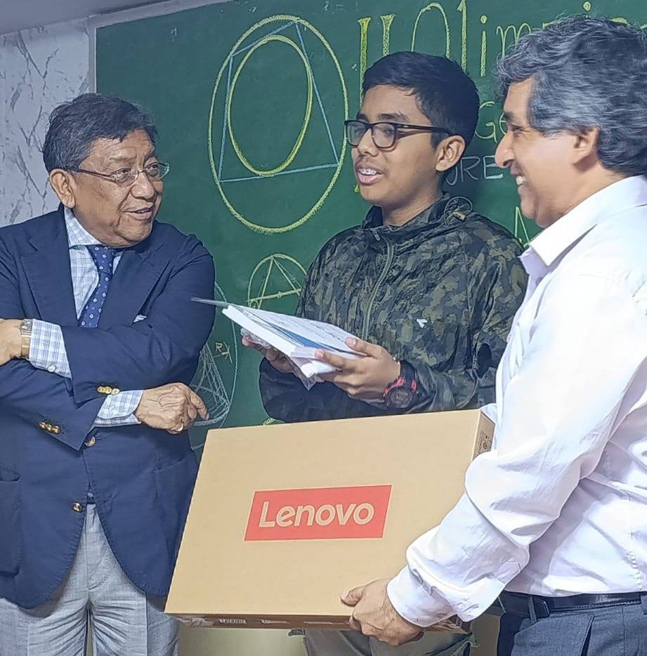 Ganador recibiendo una laptop Lenovo