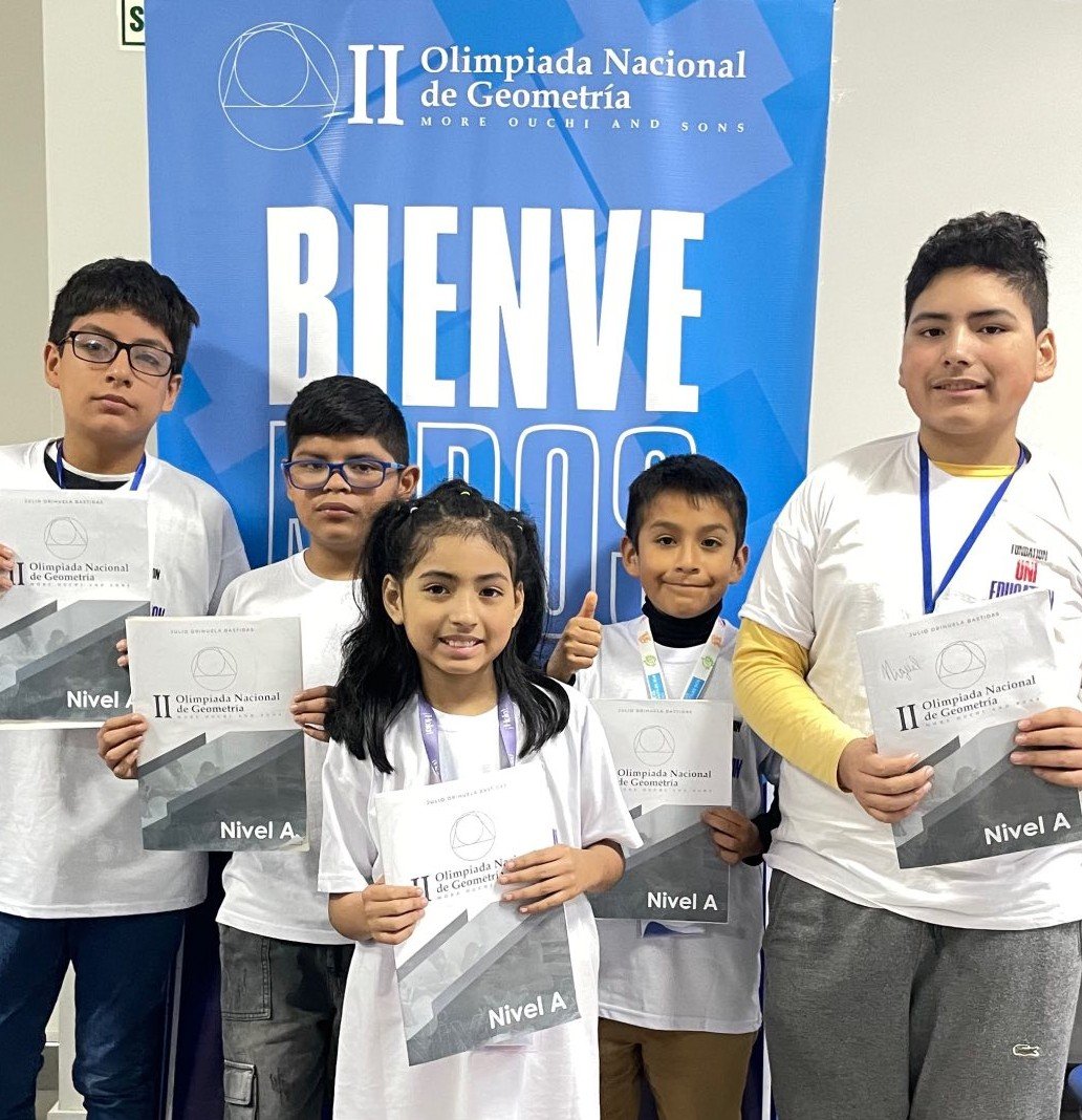 Participantes mostrando material oficial de la olimpiada