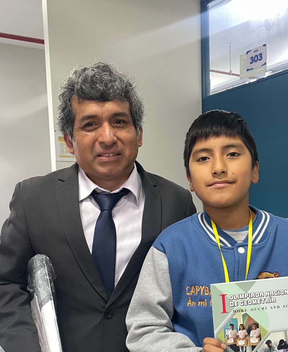 Estudiante ganador junto al organizador de la olimpiada