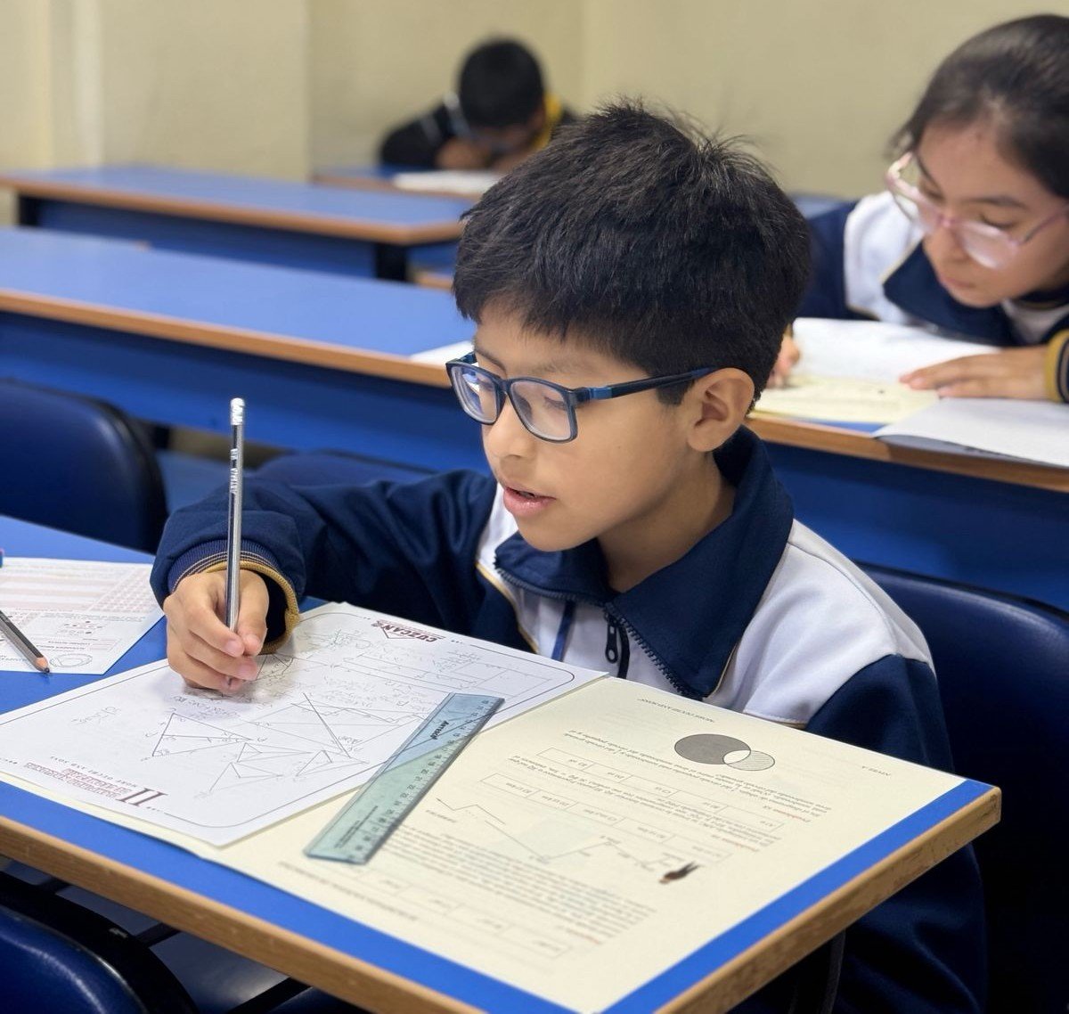 Participante concentrado durante la Olimpiada Nacional de Geometría
