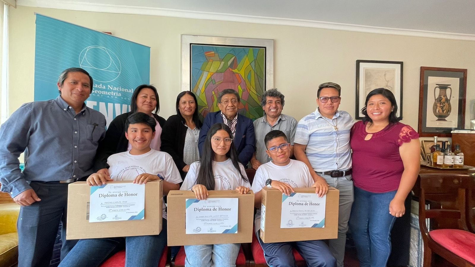 Ganadores de la olimpiada con diplomas y premios