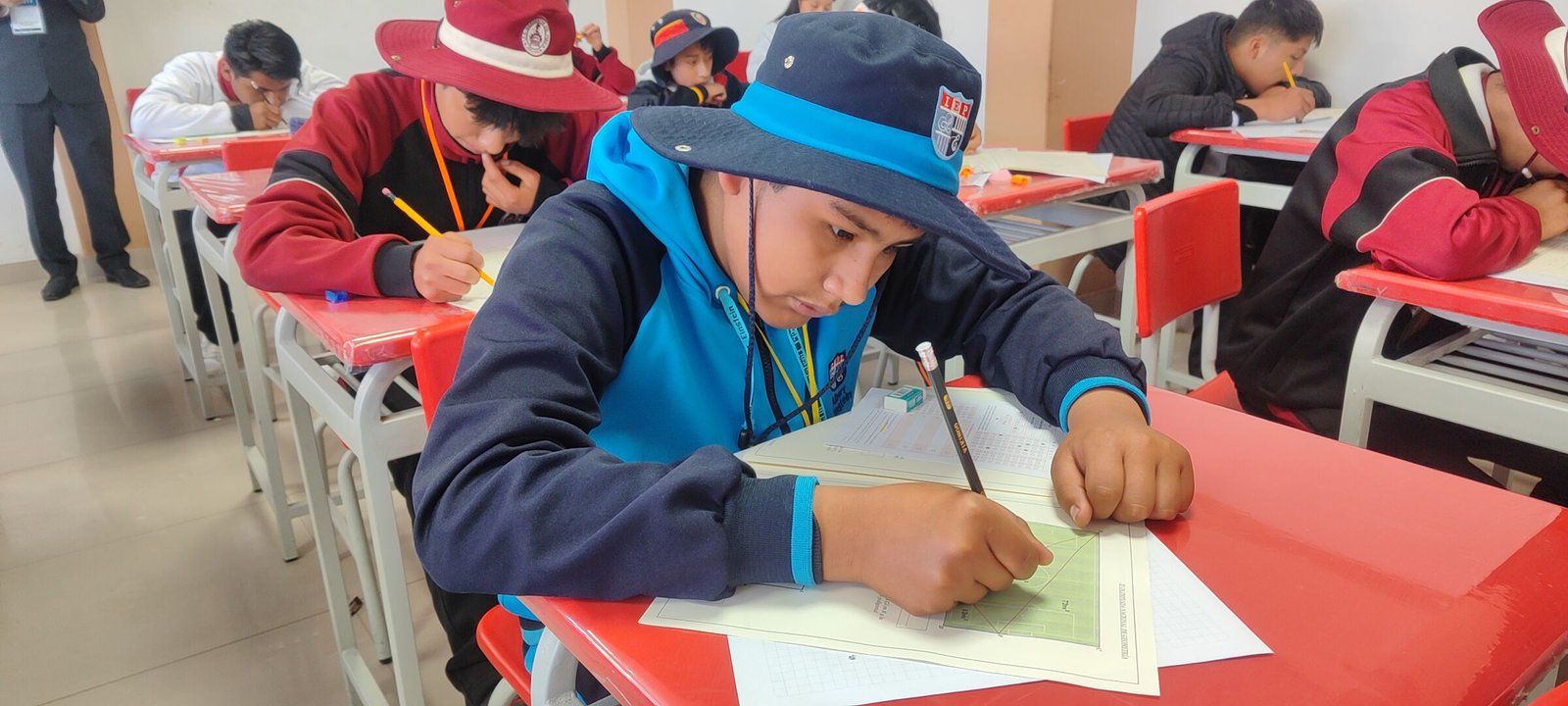 Estudiante concentrado resolviendo el examen